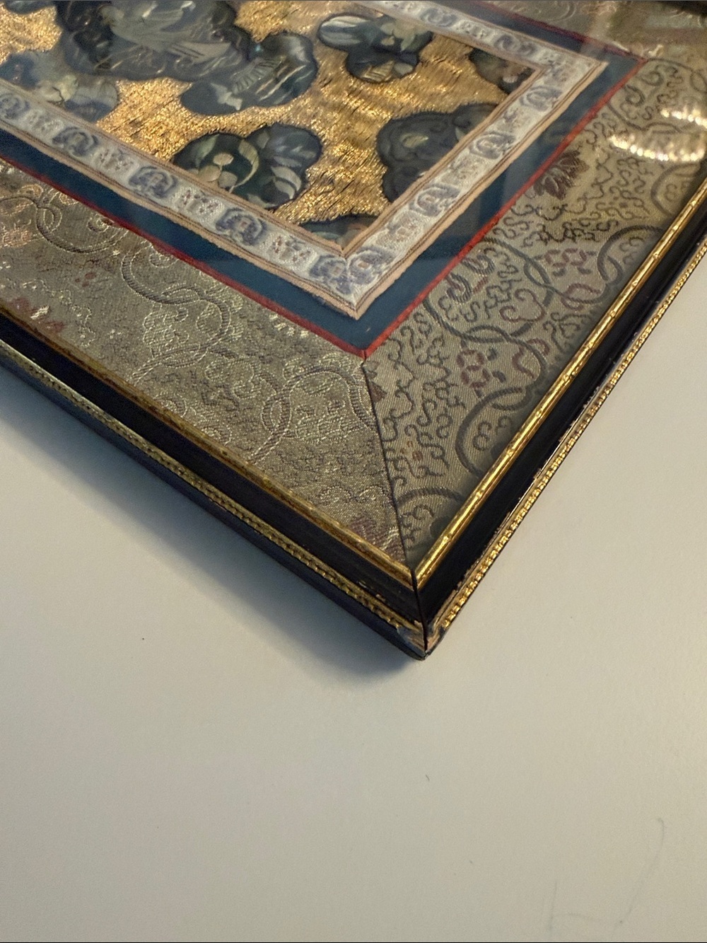Vintage Chinese Silk Embroidery Framed by Wah Cheong Hong Kong MCM Brass hanger - Picture 5 of 14